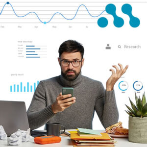 Homem escolhendo entre qual programa CRM é melhor