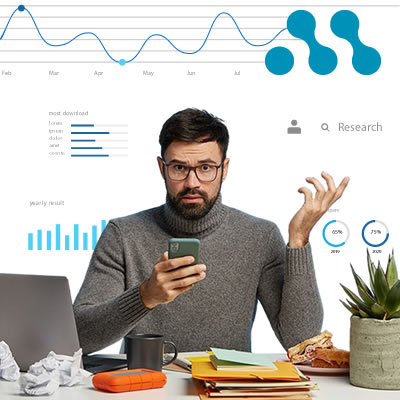 Homem escolhendo entre qual programa CRM é melhor